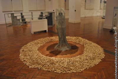 Art Museum - Robe faite SEULEMENT d'épingles à linge en bois (12 500)