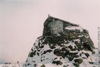 La maisonnette/abris à boîtes de conserve au top du top de la montagne